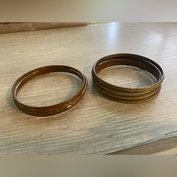 Assorted gold bracelets - Picture 2 of 3